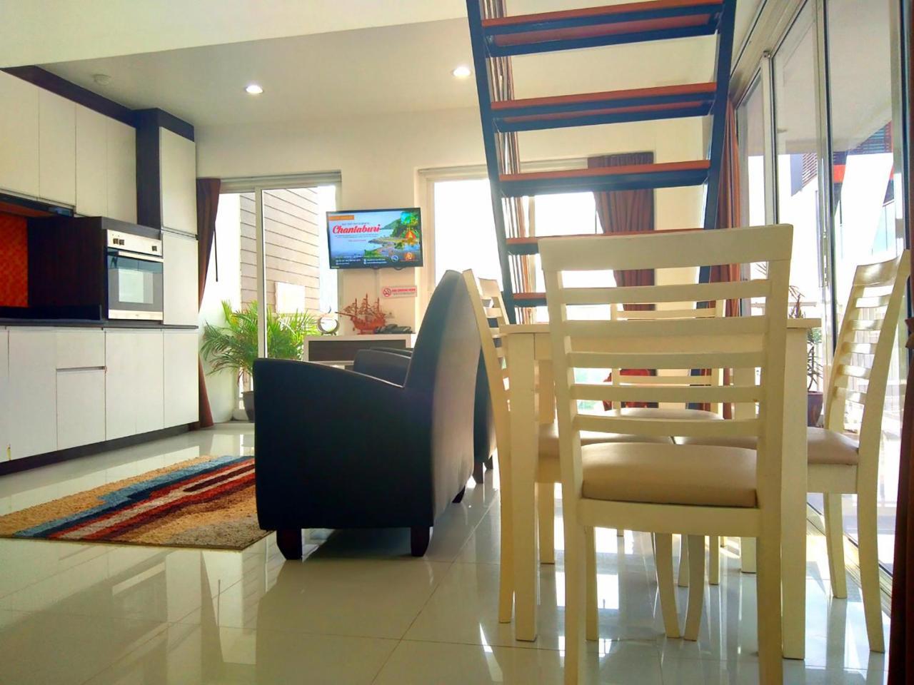 Family Residence Pattaya Bagian luar foto